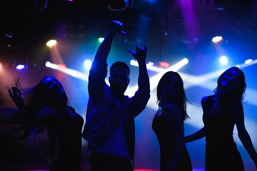 9 Tips for Guys on How to Dance at the Club