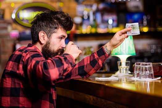 Tips for Politely Ordering Drinks when You’re at the Club